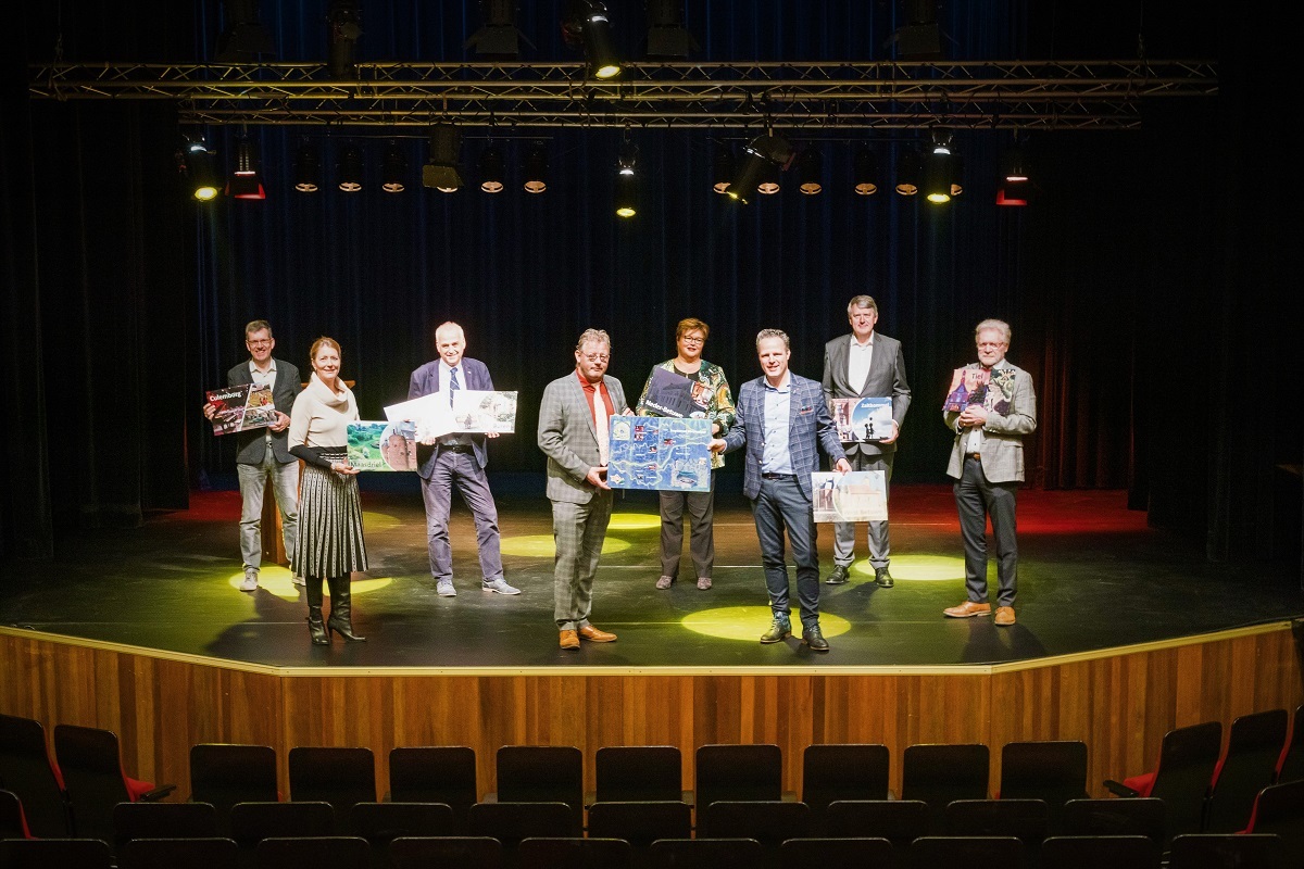 Namens alle wethouders nam gedeputeerde Peter Drenth van Cultuur het regioplan in theater de Poorterij te Zaltbommel in ontvangst.
