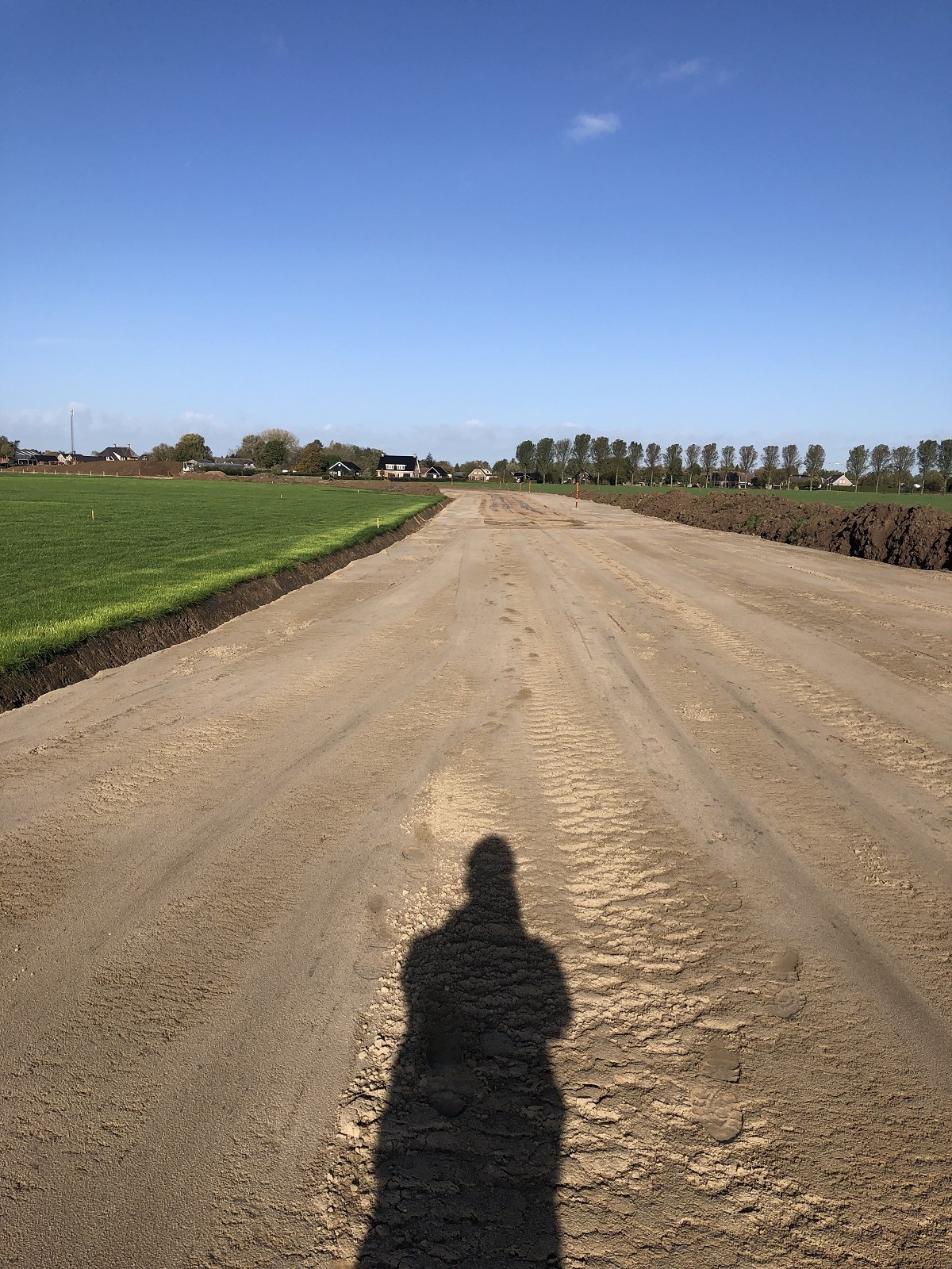 De eerste zandlaag van de weg tussen de Drielse wetering en Delwijnen.