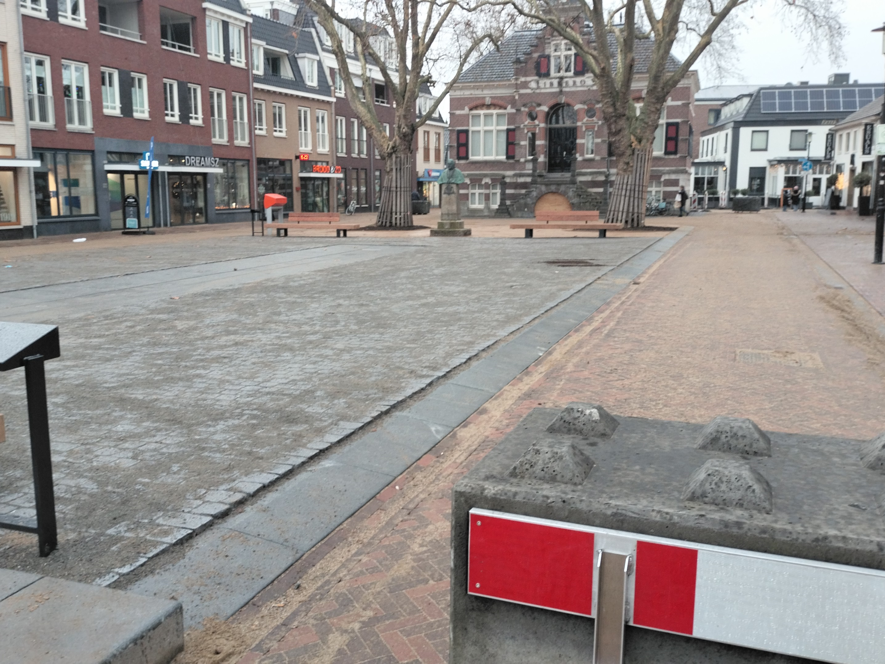 Foto van de westkant van het Mgr. Zwijsenplein tijdens de laatste fase van de werkzaamheden.