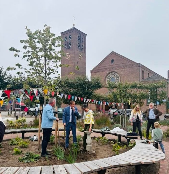 Nieuwe bankjes in ontmoetingstuin Ammerzoden 